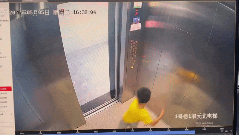Phụ huynh thót tim khi xem đoạn camera ghi lại cảnh cậu bé nghịch trong thang máy