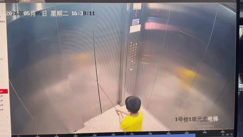 Phụ huynh "thót tim" khi xem đoạn camera ghi lại cảnh cậu bé nghịch trong thang máy
