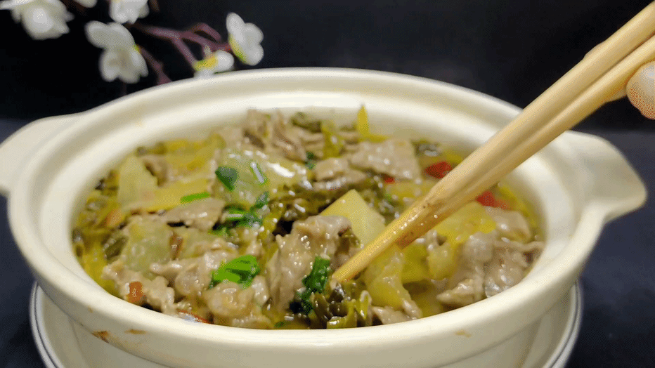 Đầu tuần làm canh thịt bò bí đao dưa chua thanh mát, cực “hao cơm”