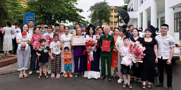 Nữ thủ khoa thuê xe 29 chỗ đưa cả đại gia đình dự lễ tốt nghiệp