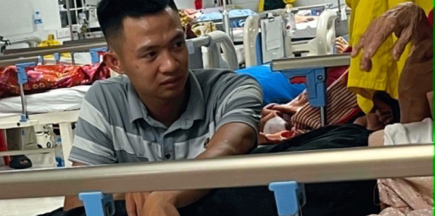 Chàng trai Nghệ An chăm bà nội U90 ở bệnh viện khiến nhiều người xúc động