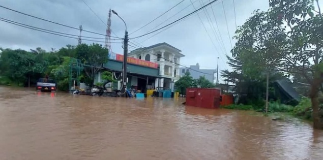 Mưa trắng trời, nhiều nơi ở Quảng Ninh ngập sâu