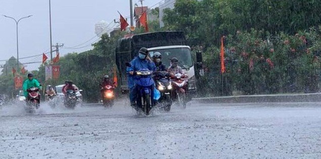 Mưa dông bao trùm nhiều khu vực cả nước, cảnh báo lốc sét và mưa đá