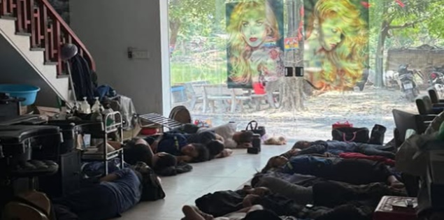 Trời nóng gay gắt, chủ nhà mời công nhân làm đường vào nằm điều hòa nghỉ trưa khiến nhiều người thấy mát lòng