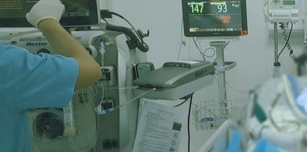 Cha đốt nhà, bé trai 5 tuổi được mẹ ôm chặt níu giữ sinh mạng giữa biển lửa