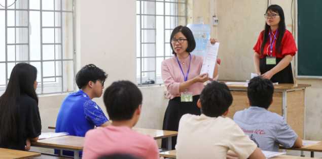 Gần 125.000 học sinh Hà Nội bước vào môn thi đầu tiên để tranh suất vào lớp 10