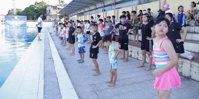 Một địa phương vùng biển dạy bơi miễn phí cho trẻ em trong dịp nghỉ hè

