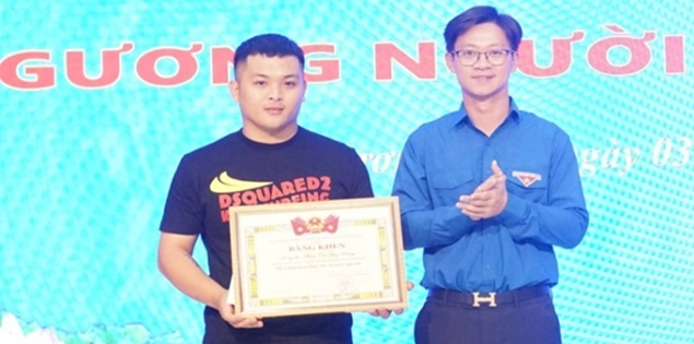 Tặng bằng khen cho nam thanh niên dũng cảm cứu người phụ nữ bị tấn công ở Hải Phòng