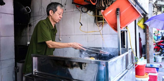 Quán ăn chỉ bán một món của cụ ông 70 tuổi, luôn đông khách gần 2 thập kỷ