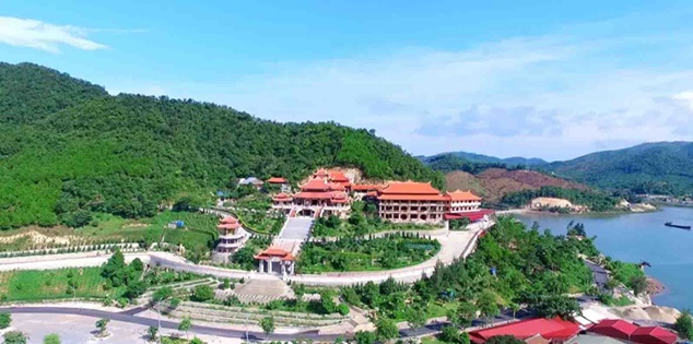 Ngôi chùa cổ kính tựa sơn hướng hải bên vịnh Bái Tử Long
