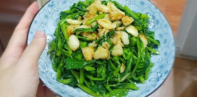 Tại sao món rau muống xào tỏi dân dã, rẻ tiền của Việt Nam lại lọt Top 3 món ăn kèm ngon nhất Đông Nam Á?

