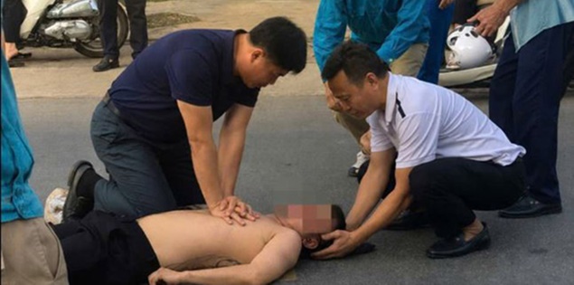 Phó giám đốc bệnh viện cùng đồng nghiệp ép tim cứu người gặp nạn giữa đường