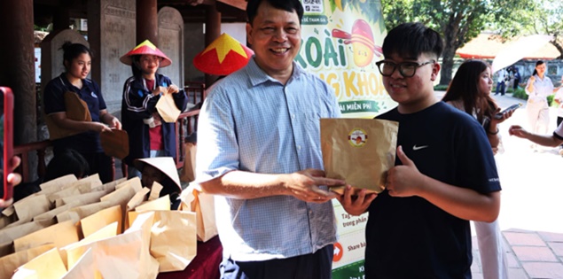 "Xoài đăng khoa" ở Văn Miếu tiếp sức tinh thần cho sĩ tử trước kỳ thi tốt nghiệp THPT Quốc gia


