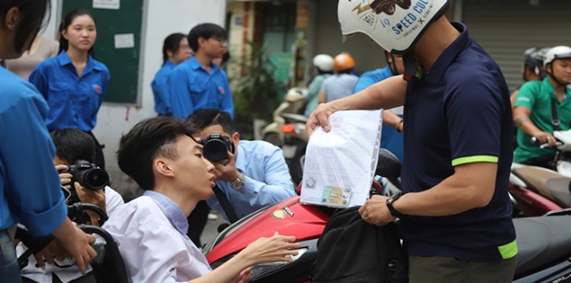 Người cha làm "đôi chân" đưa con đến điểm thi Tốt nghiệp THPT