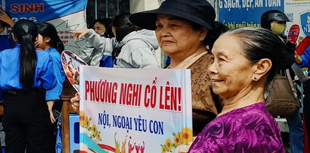Tấm biển đặc biệt 2 người bà dành cho cháu trong kỳ thi tốt nghiệp THPT ai nhìn cũng xúc động