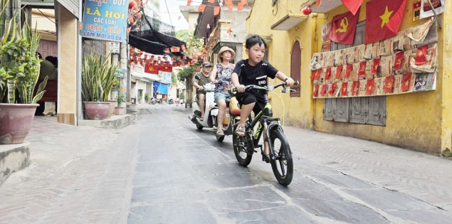 Độc đáo con đường đá xanh