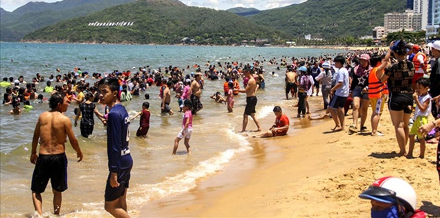 Tục lệ tắm biển giữa trưa ngày Tết Đoan Ngọ: Nét văn hóa cầu bình an của cư dân miền biển