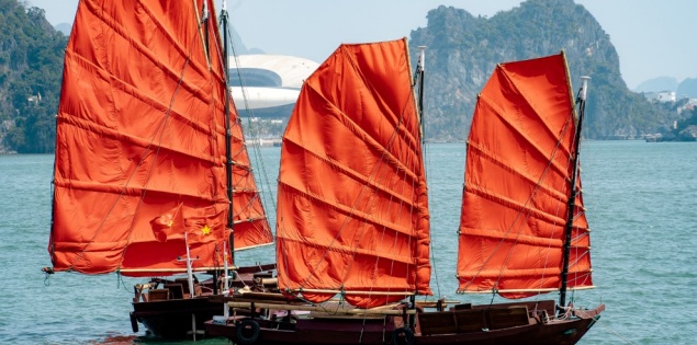 Thuyền buồm 3 vách chuẩn bị đón khách ở di sản Vịnh Hạ Long