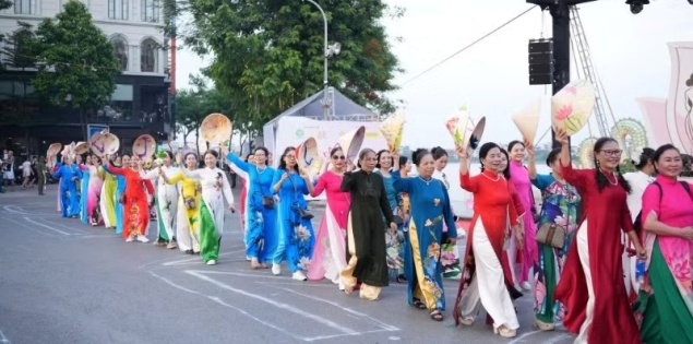 Lễ hội Sen Hà Nội 2026 ghi kỷ lục về số người diễu hành trong trang phục áo dài hoạ tiết hoa sen