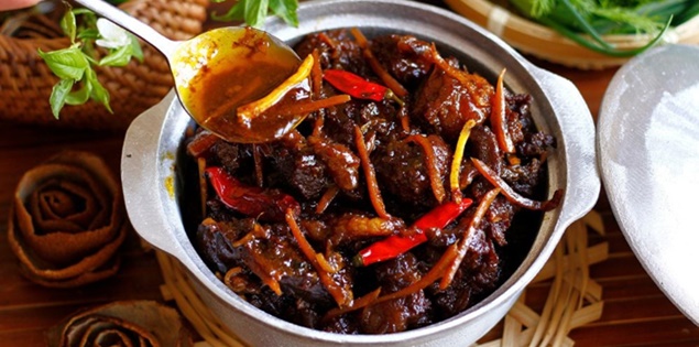 Bò kho hầm cho ngày mưa mát cả nhà quây quần bên bàn ăn