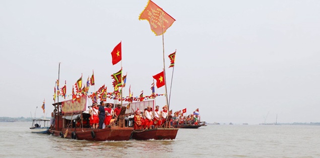 Người dân háo hức tham dự lễ hội đình Chèm, gìn giữ nét đẹp văn hóa bên dòng sông Hồng

