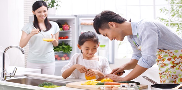 Cho con vào bếp từ nhỏ không phải nấu ăn giỏi mà để biết sẻ chia