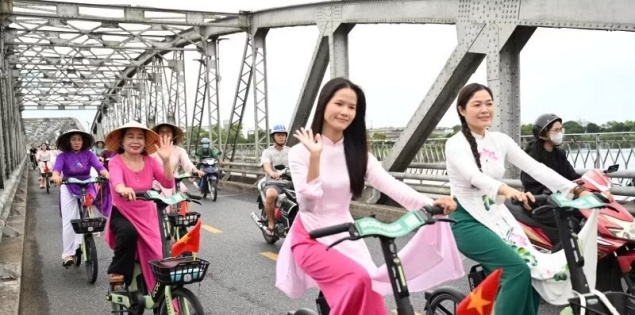 200 người mặc áo dài đạp xe xuống phố ở Huế, lan tỏa thông điệp sống xanh