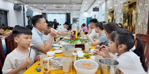 Chủ khách sạn ở Cô Tô mổ lợn đãi 10 mâm cỗ cho 50 du khách mắc kẹt vì bão số 1