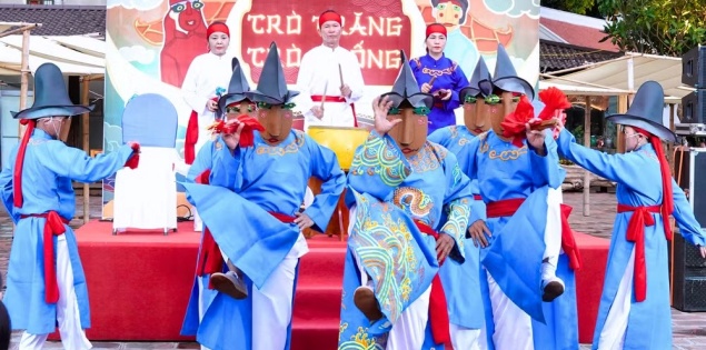 Người dân thích thú xem trò Xuân Phả tại Hồ Văn thuộc Di tích quốc gia đặc biệt Văn Miếu - Quốc Tử Giám
