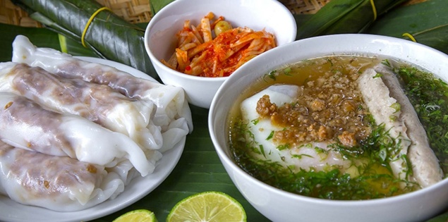 Thưởng thức bánh cuốn chan nước xương nét riêng của ẩm thực Cao Bằng