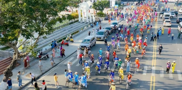 Hơn 2.000 phụ nữ khoác áo dài tạo “dải lụa” rực rỡ bên bờ biển Nha Trang