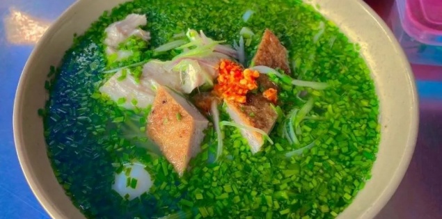 Tô bánh canh hẹ xanh mướt ở Phú Yên