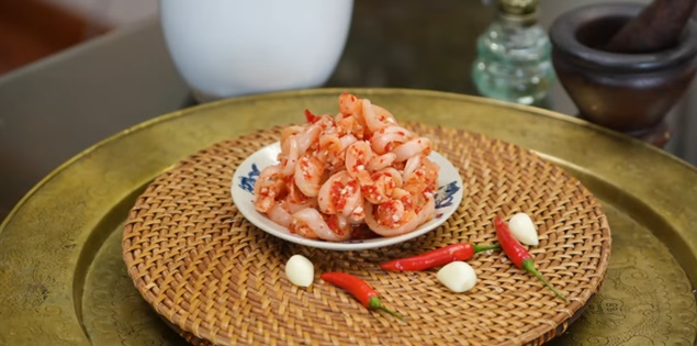 Xuýt xoa món cà bát dầm tỏi ớt đánh thức vị giác ngày hè