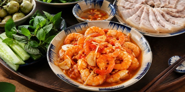 Hũ tôm chua đỏ au và nét tinh tế trong cách ăn của người Huế