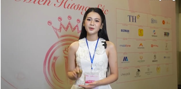 Cô gái dân tộc Tày hát then tại cuộc thi Hoa hậu Việt Nam