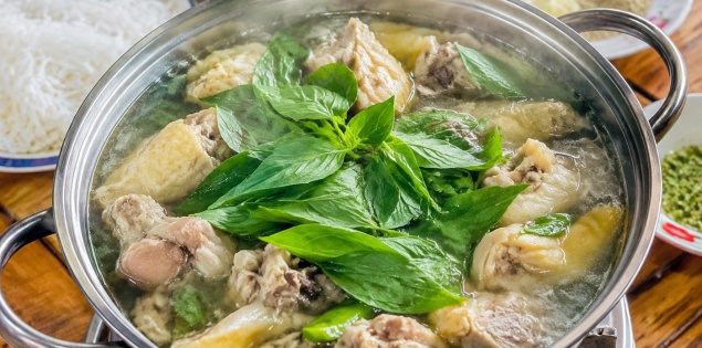 "Phải lòng" món lẩu gà lá é khi đến Đà Lạt